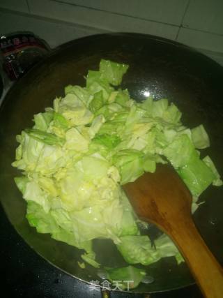 鸡汁包菜烩腊肠的做法步骤：4
