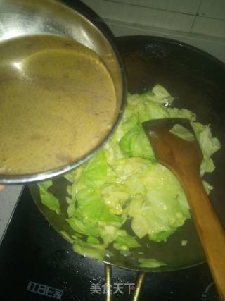 鸡汁包菜烩腊肠的做法步骤：5