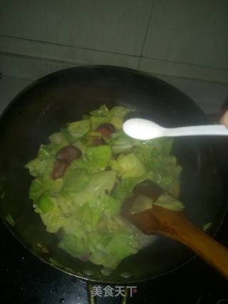 鸡汁包菜烩腊肠的做法步骤：7