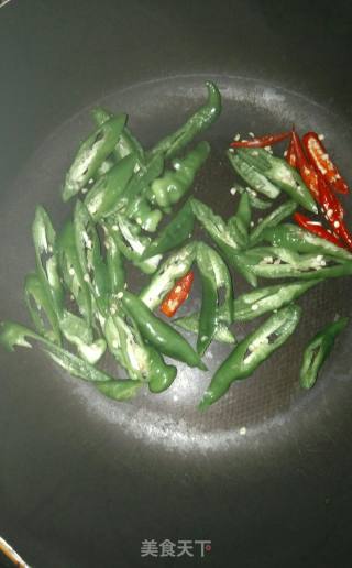 青椒炒卤猪耳朵的做法步骤：2