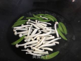 墨鱼胶炒时蔬的做法步骤：4