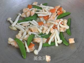 墨鱼胶炒时蔬的做法步骤：11