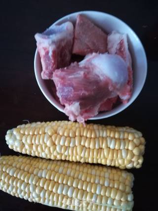 玉米肉骨汤的做法步骤：1