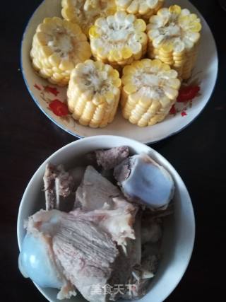 玉米肉骨汤的做法步骤：2