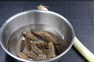 葱烧海参的做法步骤：1