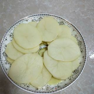 腊肠蒸土豆片的做法步骤：3