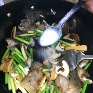 腊肉香炒蒜薹的做法步骤：6