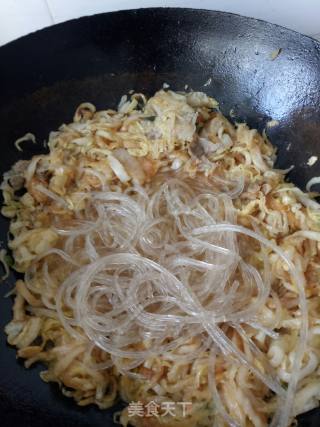 酸菜炒粉的做法步骤：4