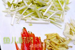 小炒双黄──“鱼儿厨房”私房菜的做法步骤：2