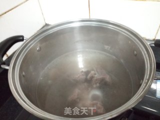 玉米胡萝卜西洋菜猪骨汤的做法步骤：2