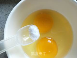 芹菜炒鸡蛋的做法步骤：2