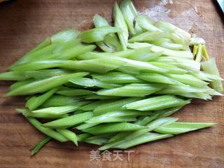 芹菜炒鸡蛋的做法步骤：3