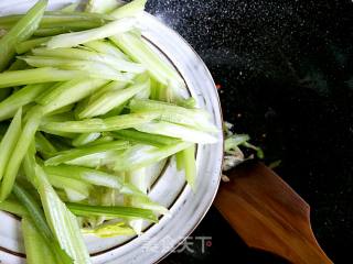 芹菜炒鸡蛋的做法步骤：6