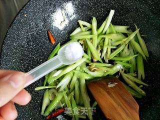 芹菜炒鸡蛋的做法步骤：7