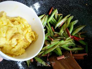 芹菜炒鸡蛋的做法步骤：9