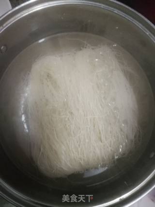 鸡蛋炒米粉的做法步骤：1