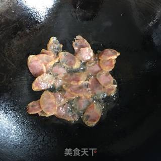 腊肠炒大蒜的做法步骤：3