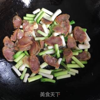 腊肠炒大蒜的做法步骤：4
