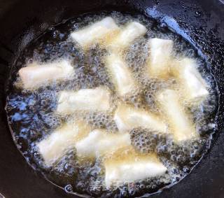 酥炸豆沙春卷的做法步骤：2