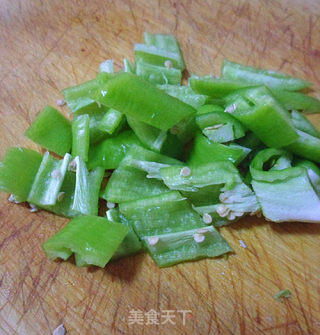 豆皮炒尖椒的做法步骤：3