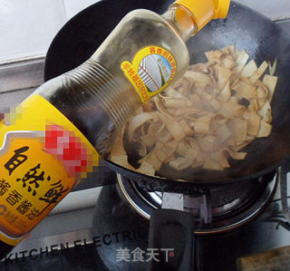 豆皮炒尖椒的做法步骤：6
