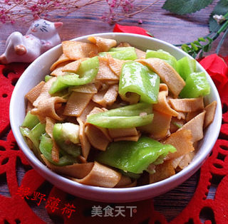 豆皮炒尖椒的做法步骤：8