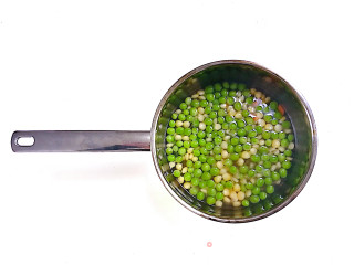 玉米甜豌豆炒松子仁的做法步骤：1