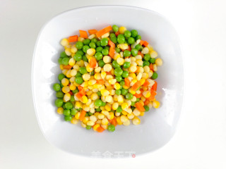 玉米甜豌豆炒松子仁的做法步骤：2