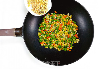 玉米甜豌豆炒松子仁的做法步骤：6