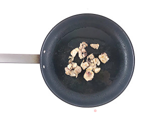 里昂白葡萄酒烩鸡肉的做法步骤：2