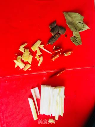 卤鸡爪的做法步骤：1