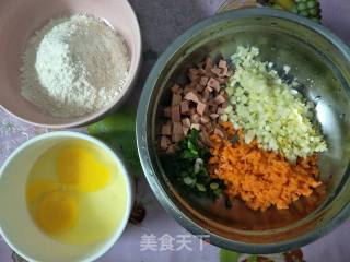 芹菜火腿鸡蛋饼的做法步骤：1