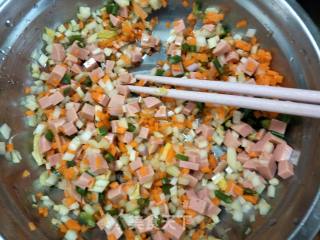 芹菜火腿鸡蛋饼的做法步骤：2