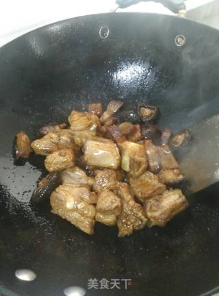 腊肉烧排骨的做法步骤：1