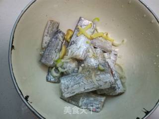 红烧带鱼的做法步骤：1