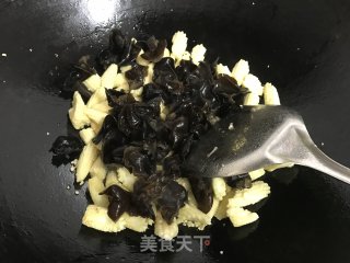 黑木耳炒玉米笋的做法步骤：6