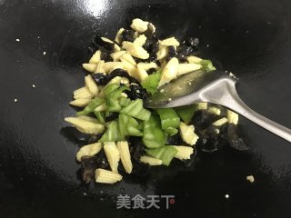 黑木耳炒玉米笋的做法步骤：7