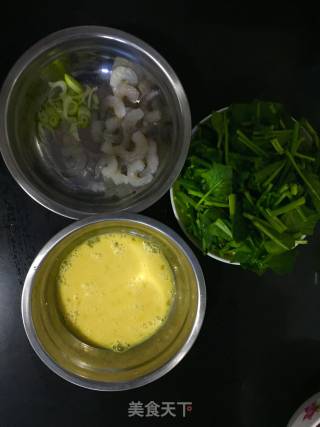 虾仁鸡蛋炒菠菜的做法步骤：1