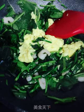 虾仁鸡蛋炒菠菜的做法步骤：3