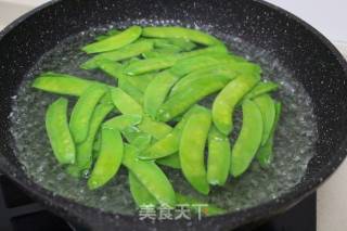 广式腊肠炒荷兰豆的做法步骤：3
