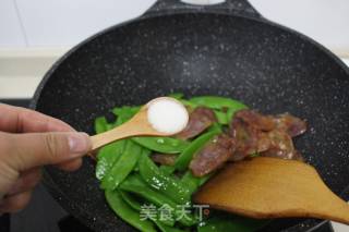 广式腊肠炒荷兰豆的做法步骤：7
