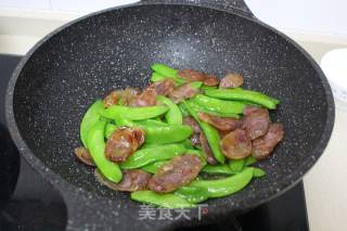 广式腊肠炒荷兰豆的做法步骤：8