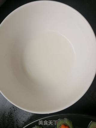 泡椒蒜蓉蒸丝瓜的做法步骤：2
