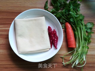香菜豆腐丝的做法步骤：1