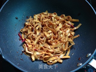 香菜豆腐丝的做法步骤：7