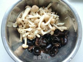 #花样美食#木耳蟹味菇炒鸡蛋的做法步骤：1