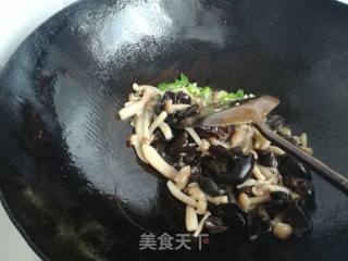 #花样美食#木耳蟹味菇炒鸡蛋的做法步骤：6