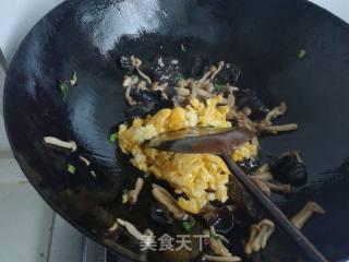 #花样美食#木耳蟹味菇炒鸡蛋的做法步骤：8