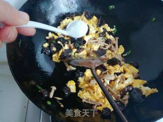 #花样美食#木耳蟹味菇炒鸡蛋的做法步骤：9