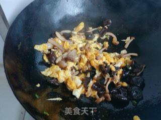 #花样美食#木耳蟹味菇炒鸡蛋的做法步骤：10